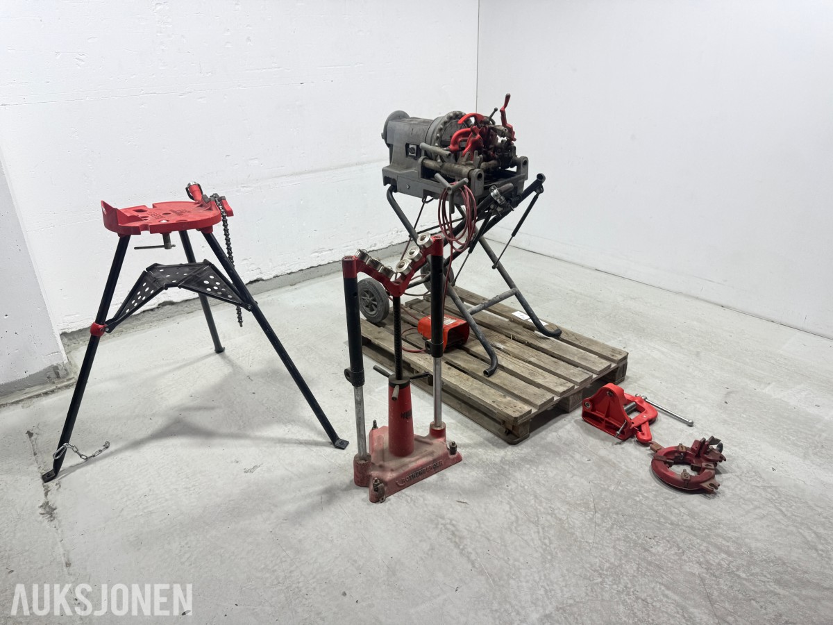 RIDGID 300 Compact rørgjengemaskin med rørverktøy og stativer