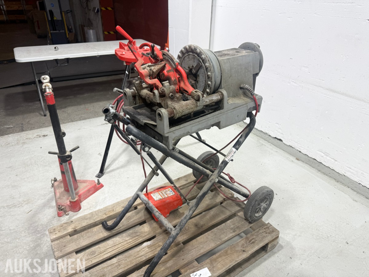 RIDGID 300 Compact rørgjengemaskin med rørverktøy og stativer