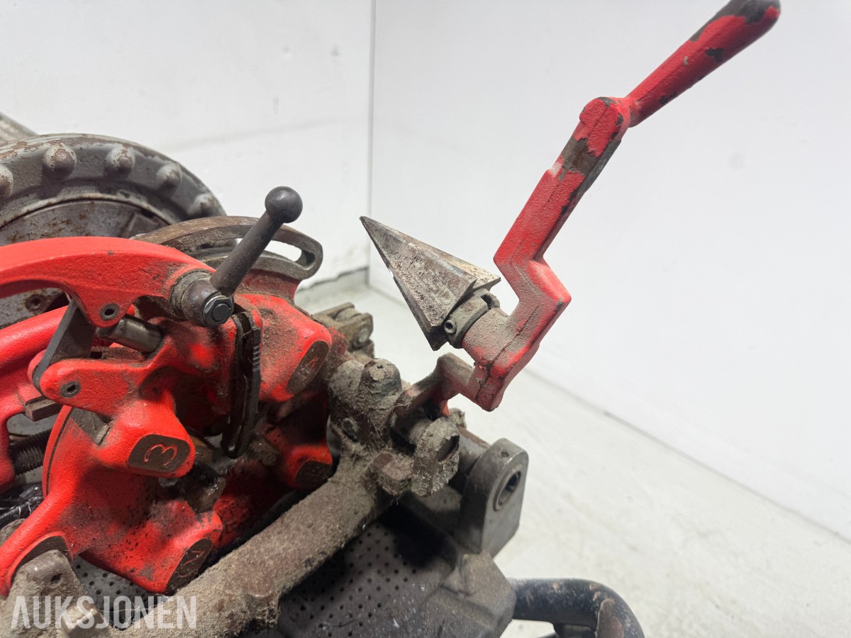 RIDGID 300 Compact rørgjengemaskin med rørverktøy og stativer