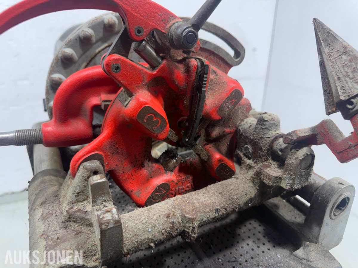 RIDGID 300 Compact rørgjengemaskin med rørverktøy og stativer