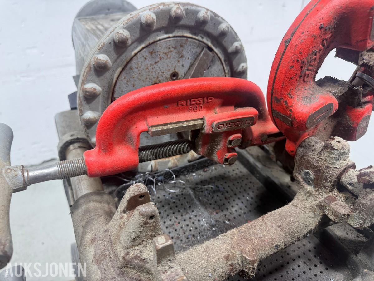 RIDGID 300 Compact rørgjengemaskin med rørverktøy og stativer