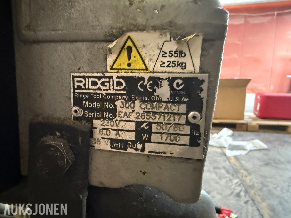 RIDGID 300 Compact rørgjengemaskin med rørverktøy og stativer