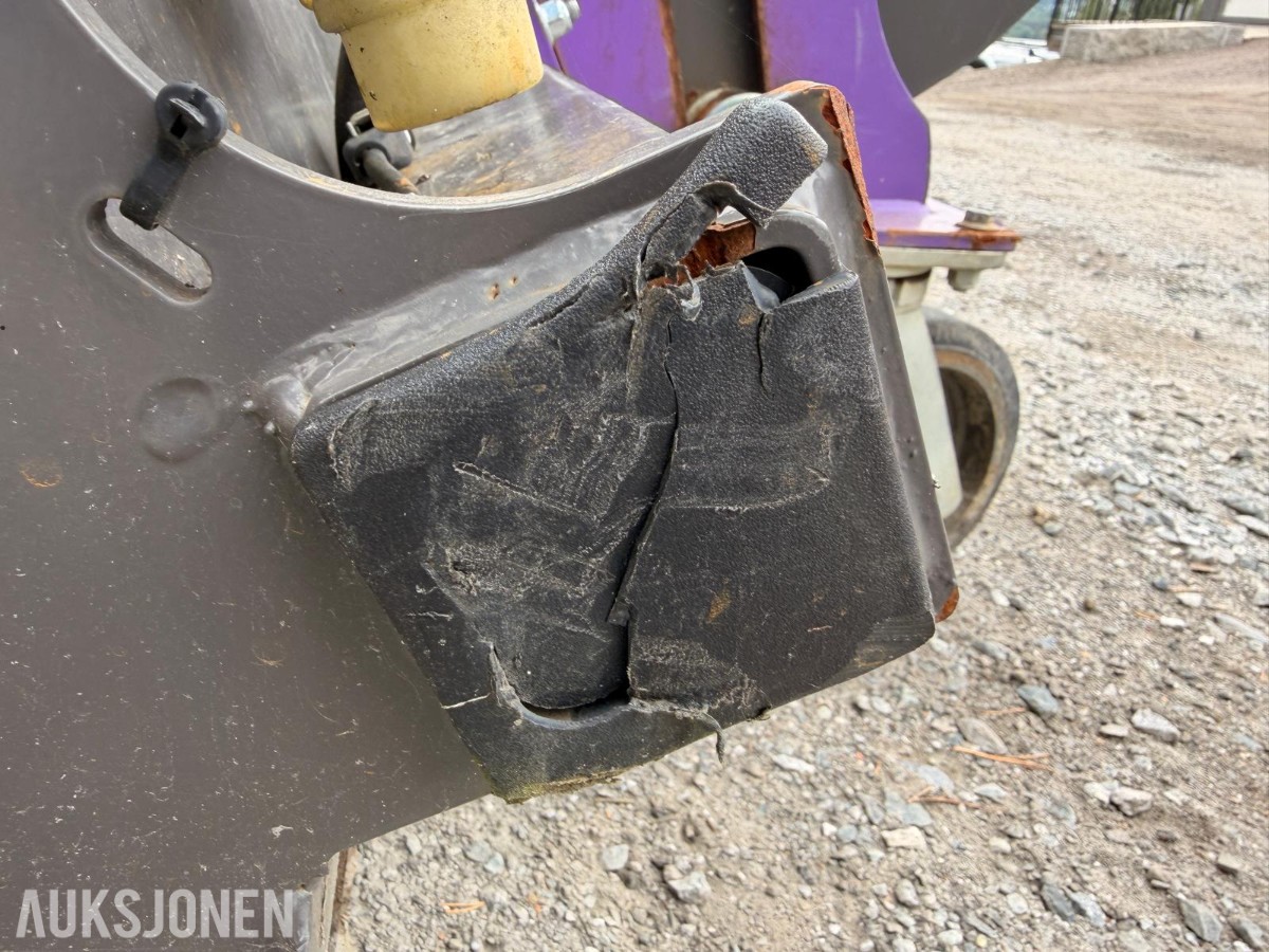 2020 Holms PL-2,15 feiemaskin med vanntank og sidebørste
