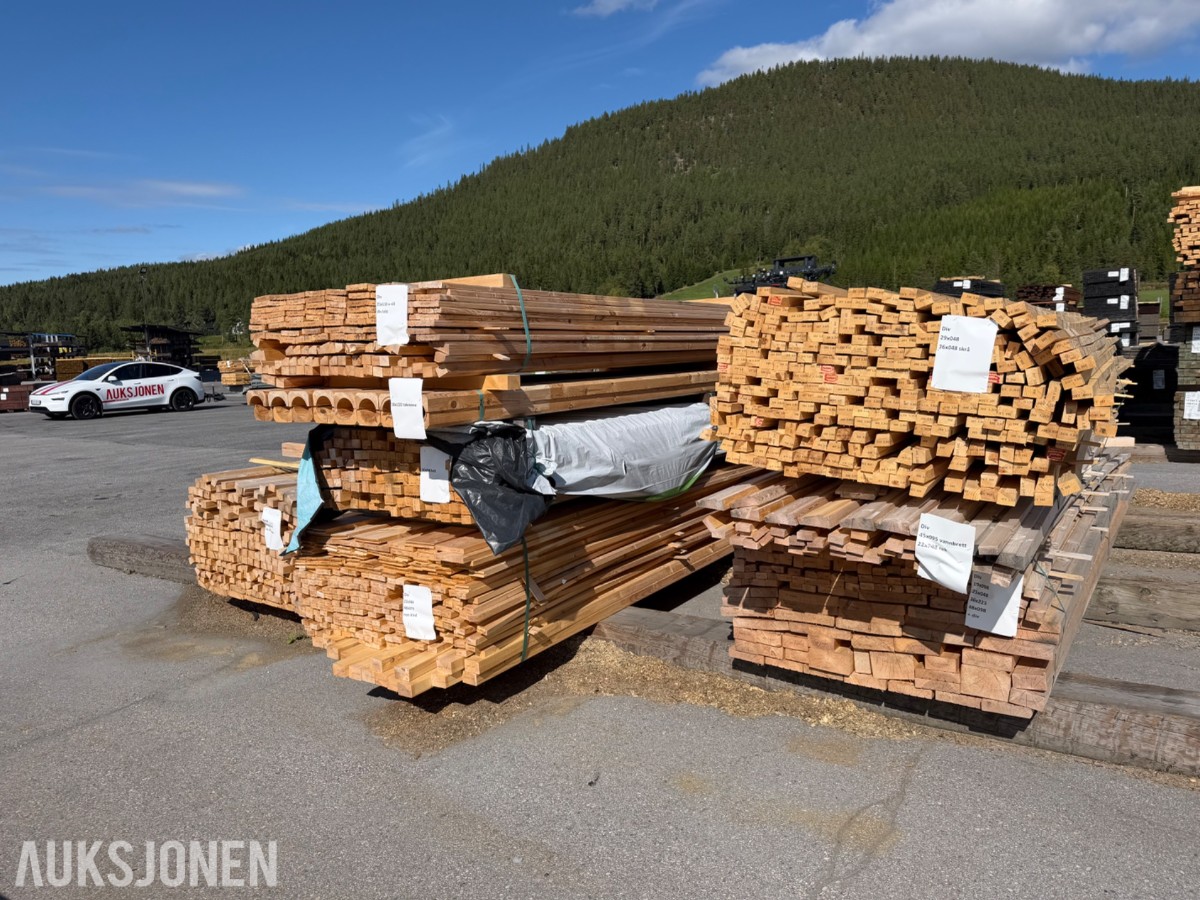 Furu. Pakke med utsorterte varianter materialer.