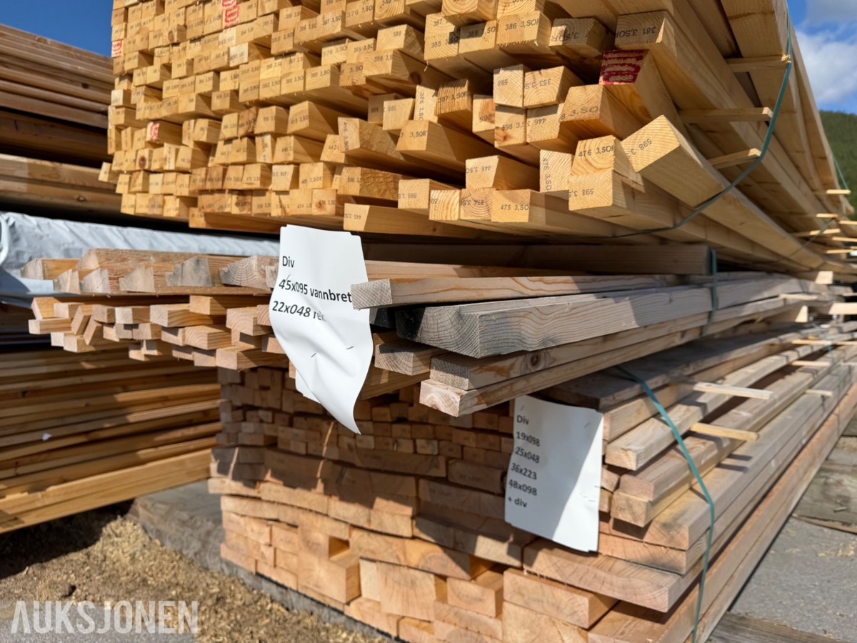 Furu. Pakke med utsorterte varianter materialer.
