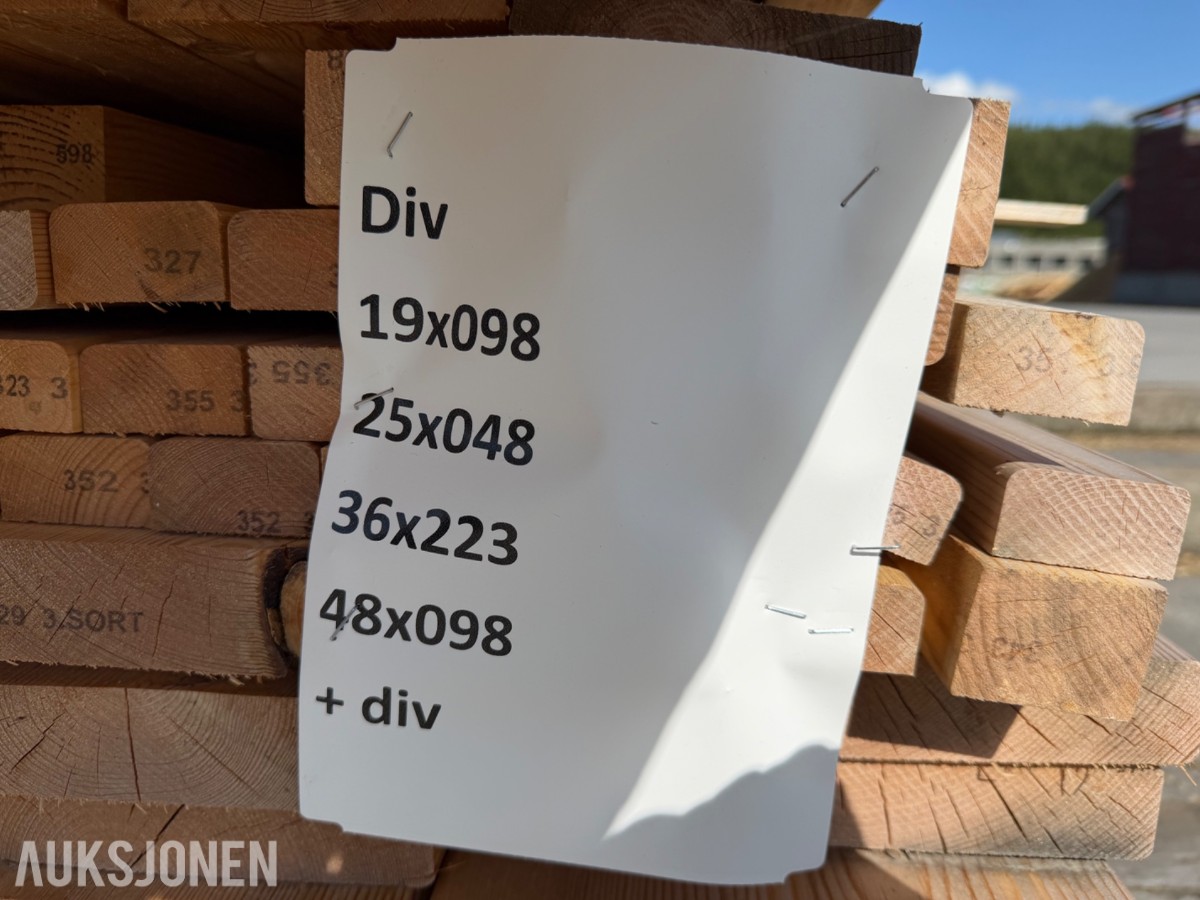 Furu. Pakke med utsorterte varianter materialer.