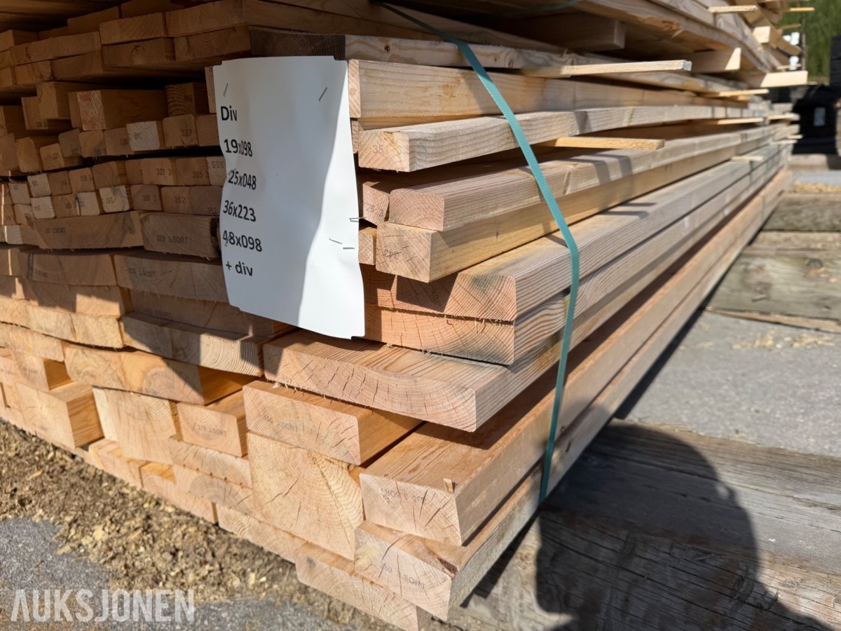 Furu. Pakke med utsorterte varianter materialer.