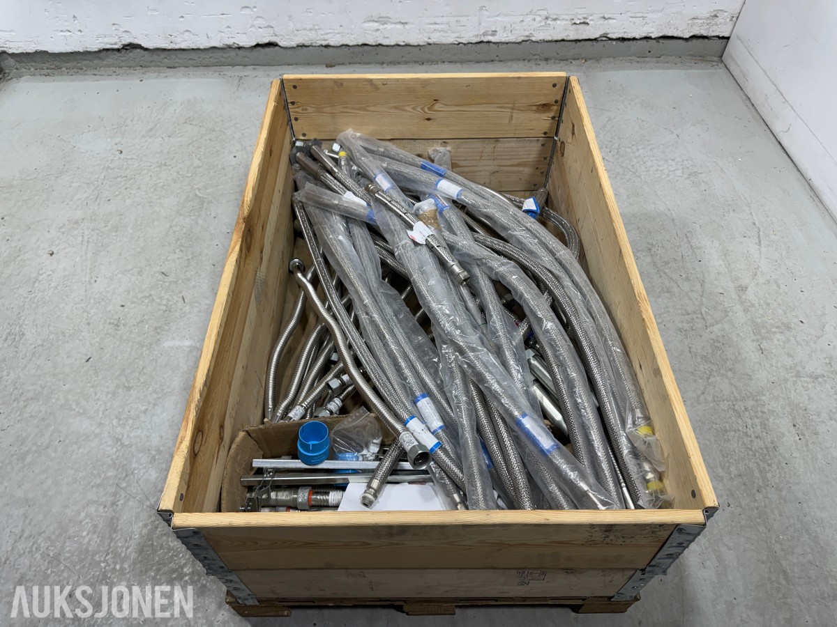 Fleksible metallslanger med koblinger og tilbehør