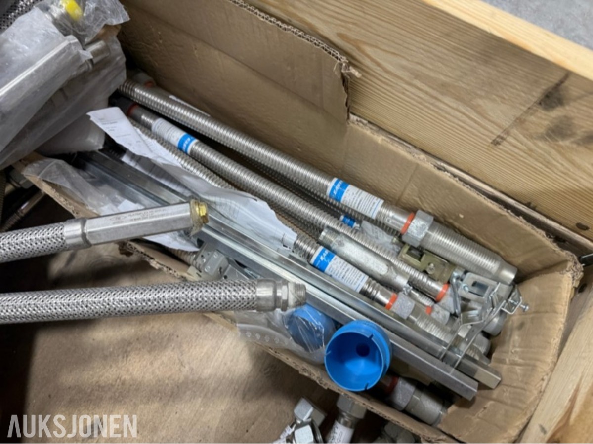 Fleksible metallslanger med koblinger og tilbehør