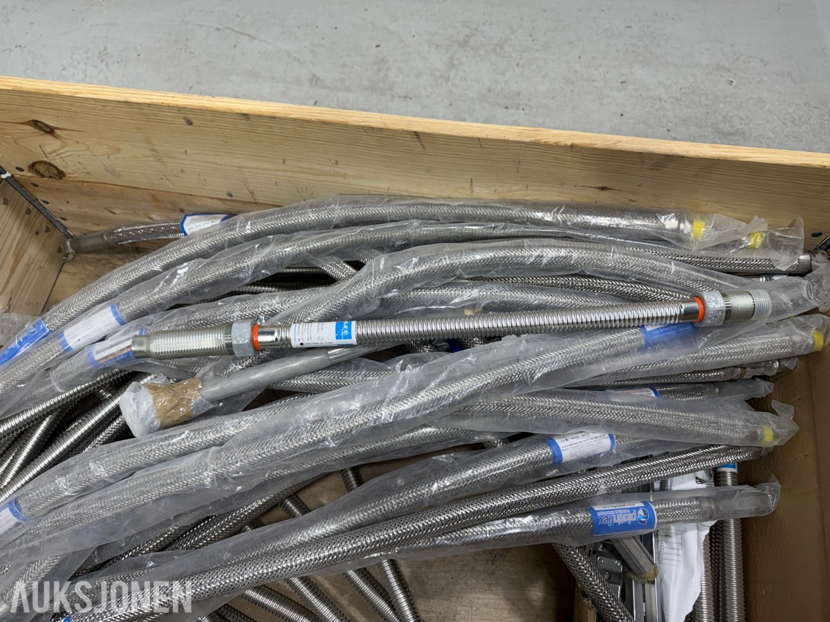 Fleksible metallslanger med koblinger og tilbehør