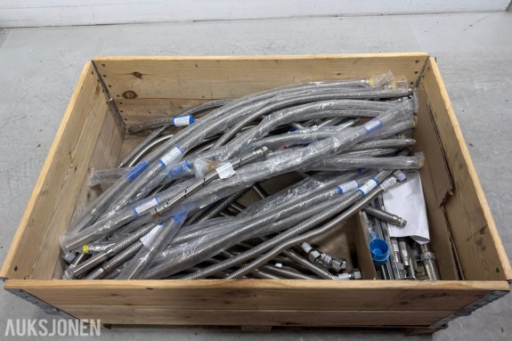 Fleksible metallslanger med koblinger og tilbehør