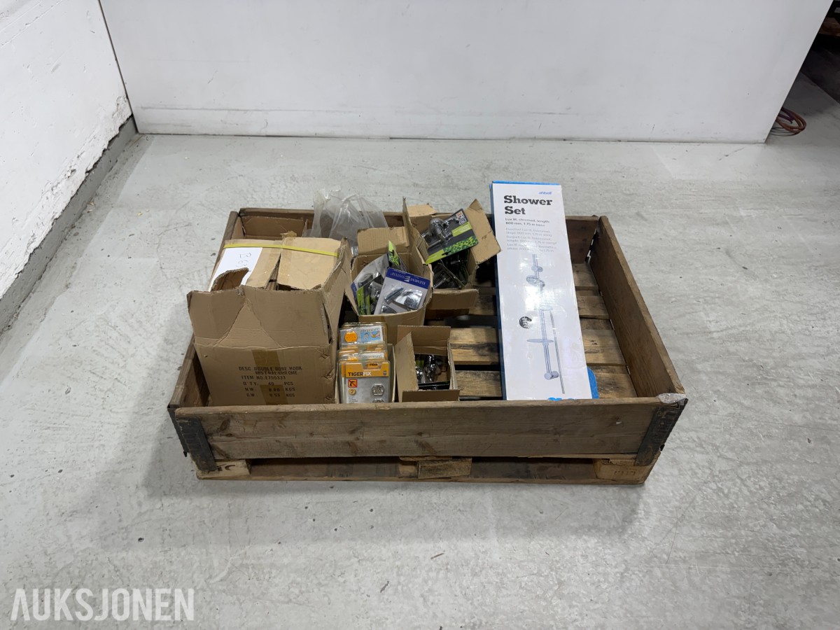 Parti med baderomstilbehør – Ahsell dusjsett, Esbada Mistral, TigerFix m.m.