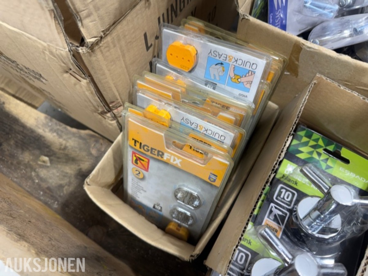Parti med baderomstilbehør – Ahsell dusjsett, Esbada Mistral, TigerFix m.m.