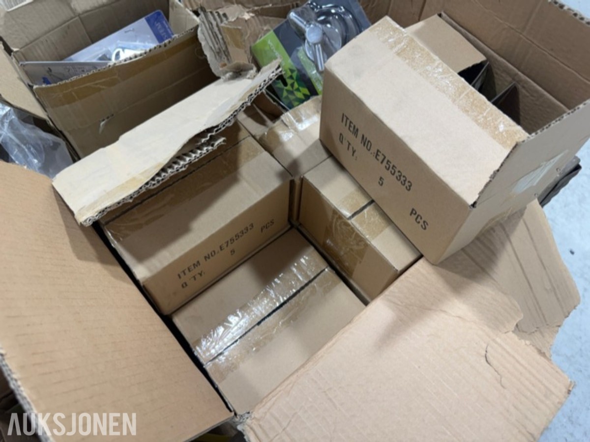 Parti med baderomstilbehør – Ahsell dusjsett, Esbada Mistral, TigerFix m.m.