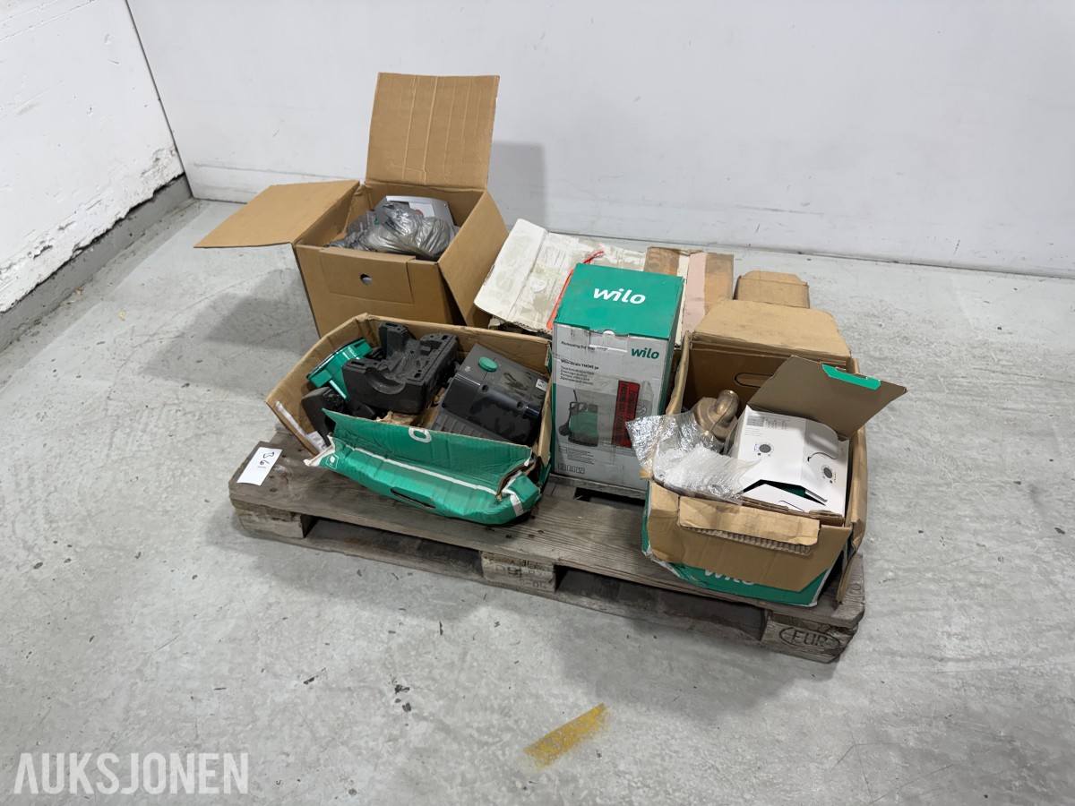 VVS-materiell med sirkulasjonspumper, ventiler og styringskomponenter