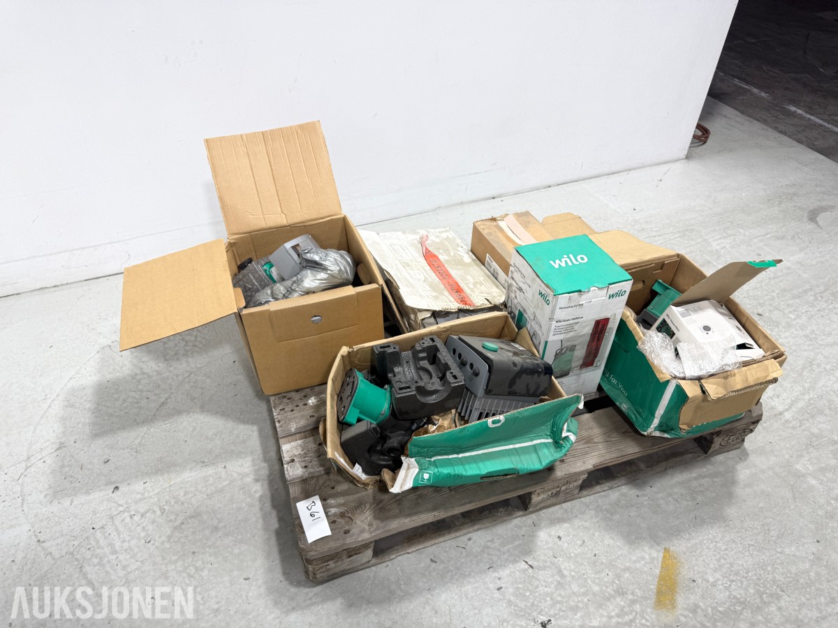 VVS-materiell med sirkulasjonspumper, ventiler og styringskomponenter