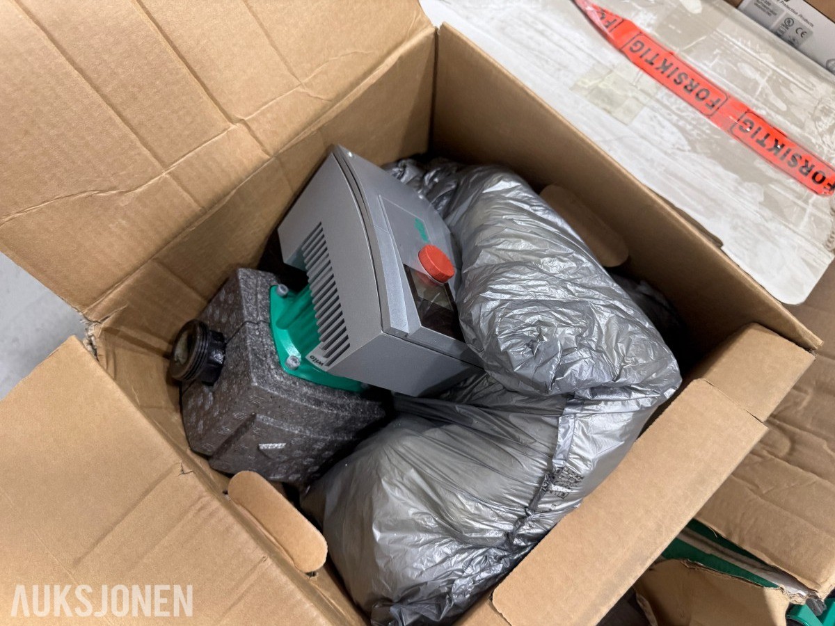 VVS-materiell med sirkulasjonspumper, ventiler og styringskomponenter