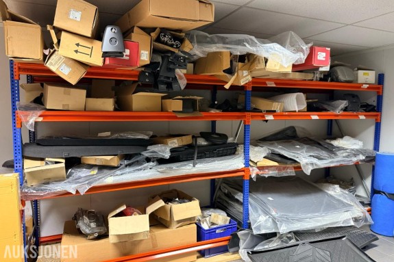 Stort parti bilmatter, bagasjeromsmatter, takstativ og diverse GM Opel bildeler