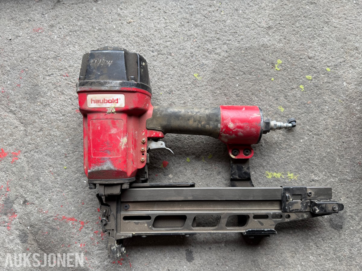 PARTI MED 7 STK TRYKKLUFTDREVNE SPIKERPISTOLER OG FLEX BLANDEMASKIN