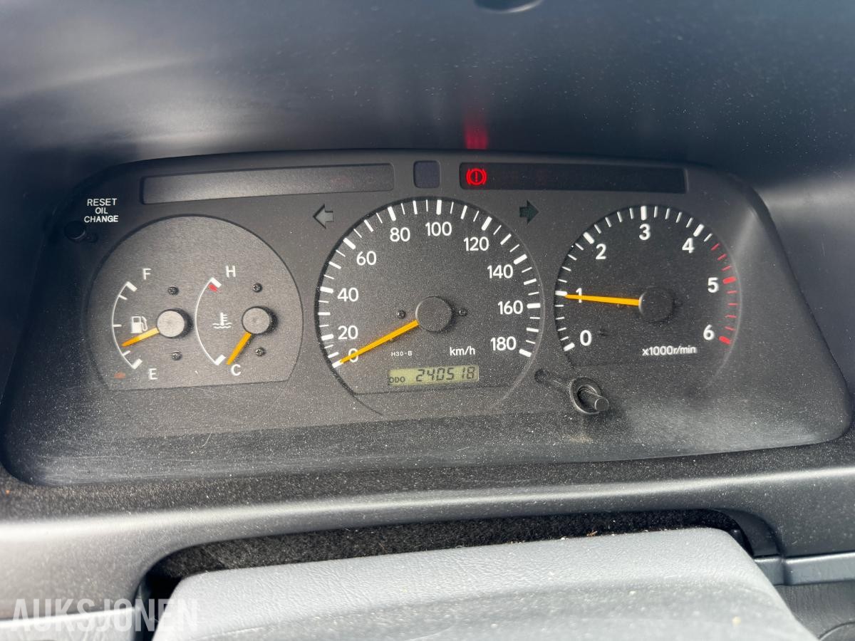 2006 Toyota HiAce 2.5-102 D 4WD INNREDNING HENGERFESTE
