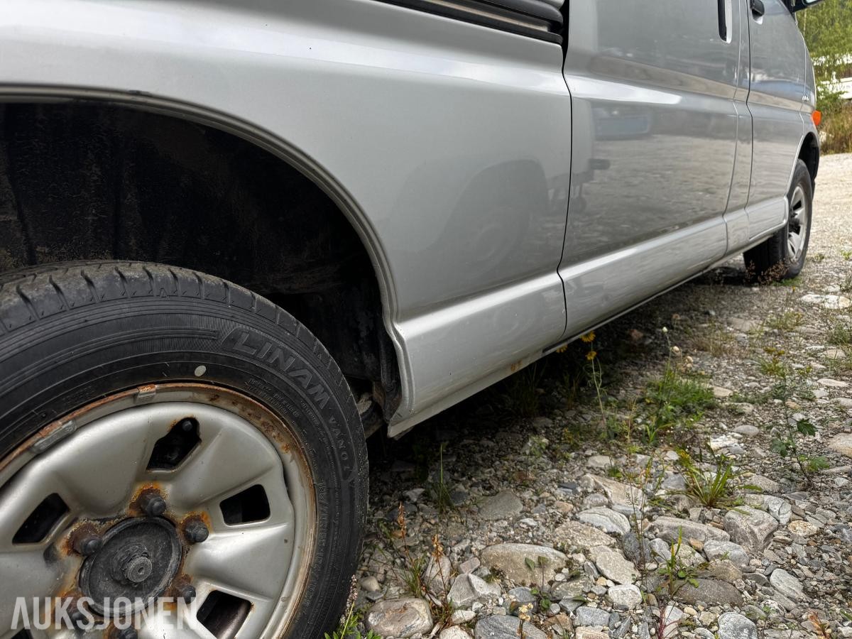 2006 Toyota HiAce 2.5-102 D 4WD INNREDNING HENGERFESTE
