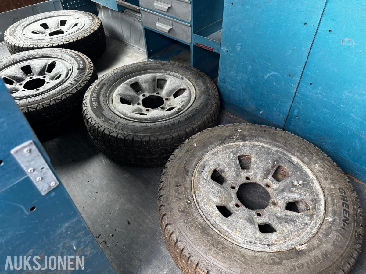 2006 Toyota HiAce 2.5-102 D 4WD INNREDNING HENGERFESTE