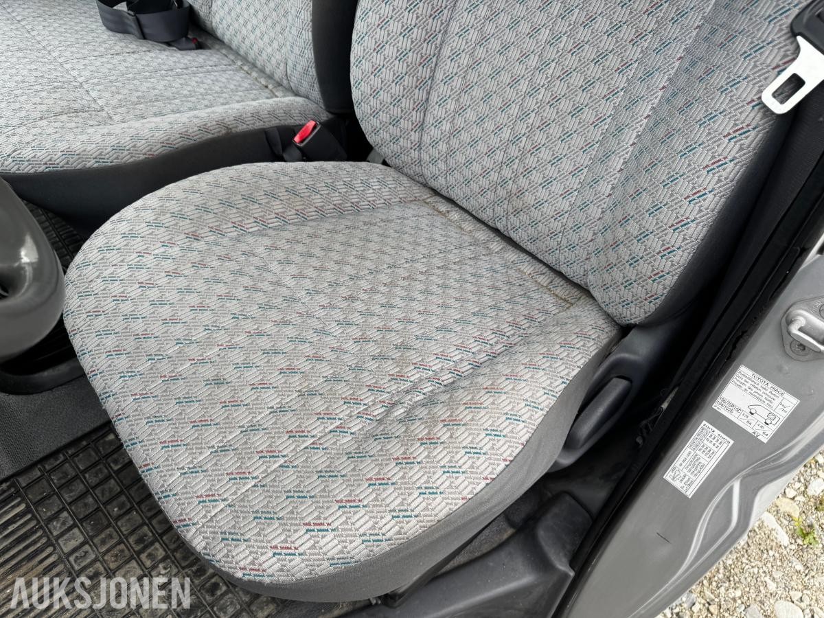 2006 Toyota HiAce 2.5-102 D 4WD INNREDNING HENGERFESTE