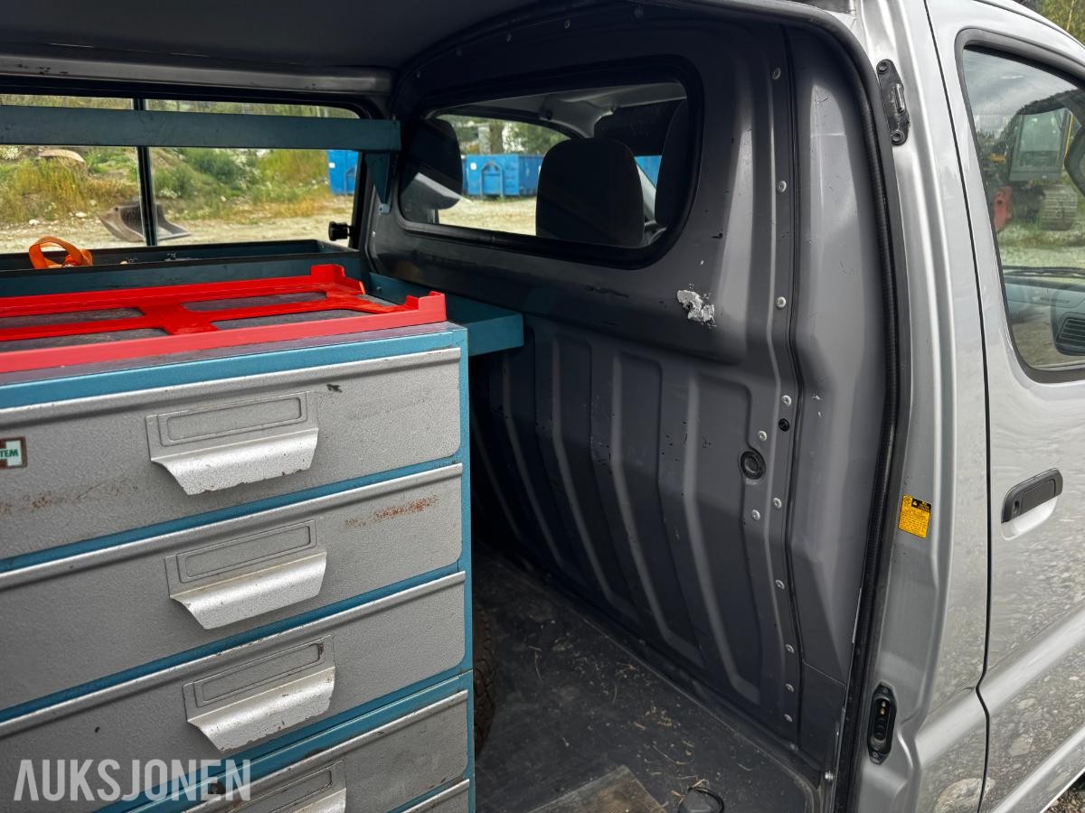 2006 Toyota HiAce 2.5-102 D 4WD INNREDNING HENGERFESTE