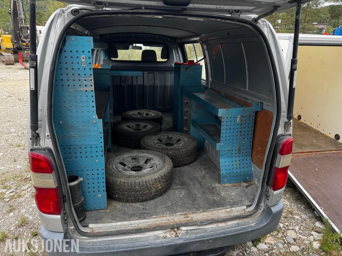 2006 Toyota HiAce 2.5-102 D 4WD INNREDNING HENGERFESTE