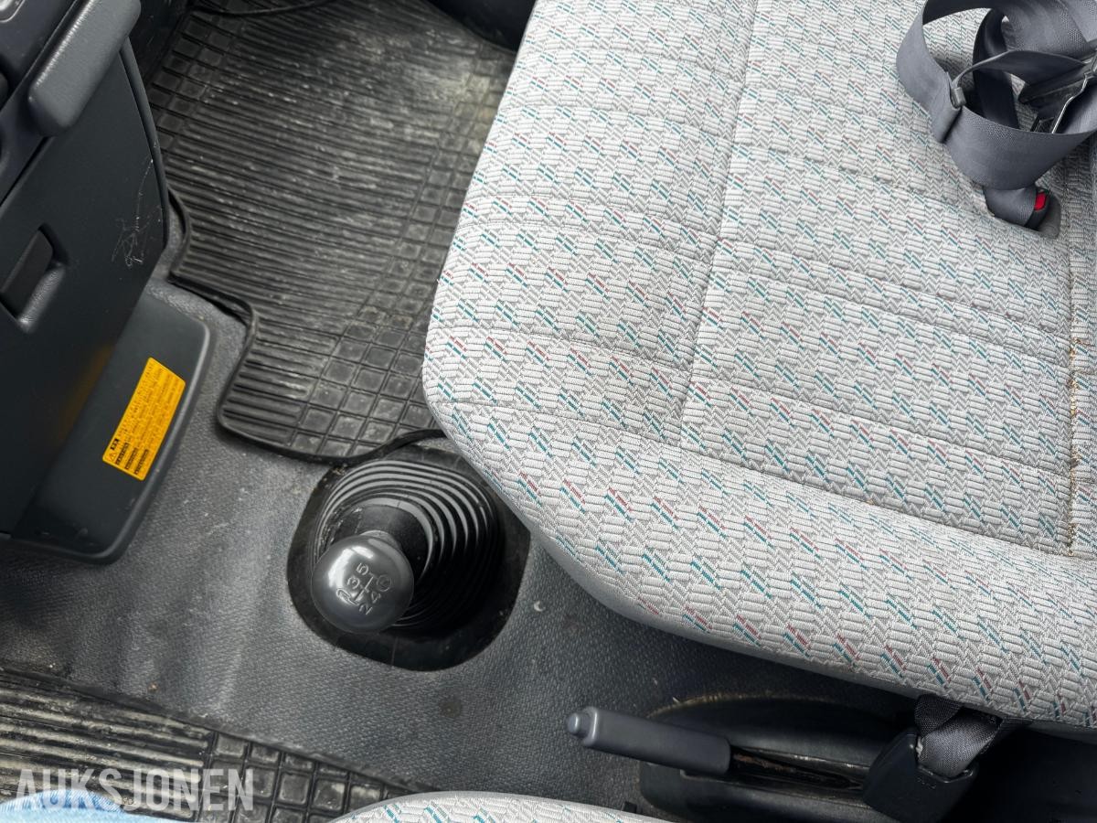 2006 Toyota HiAce 2.5-102 D 4WD INNREDNING HENGERFESTE