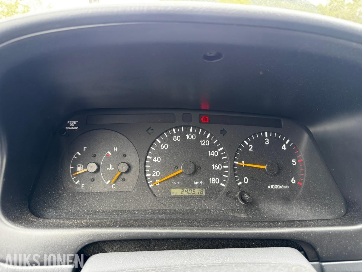 2006 Toyota HiAce 2.5-102 D 4WD INNREDNING HENGERFESTE