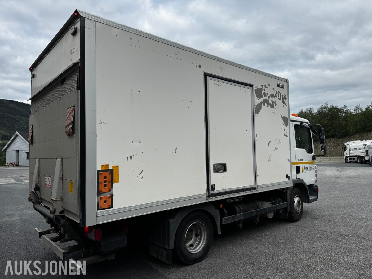 2012 MAN TGL 8.180 4X2BL skapbil med løftelem og sideåpning