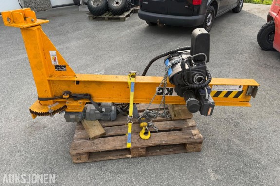 2017 Elektrisk søylesvingkran 1.000 kg – ca. 2,1 m arm – elektrisk sving og kjettingtalje