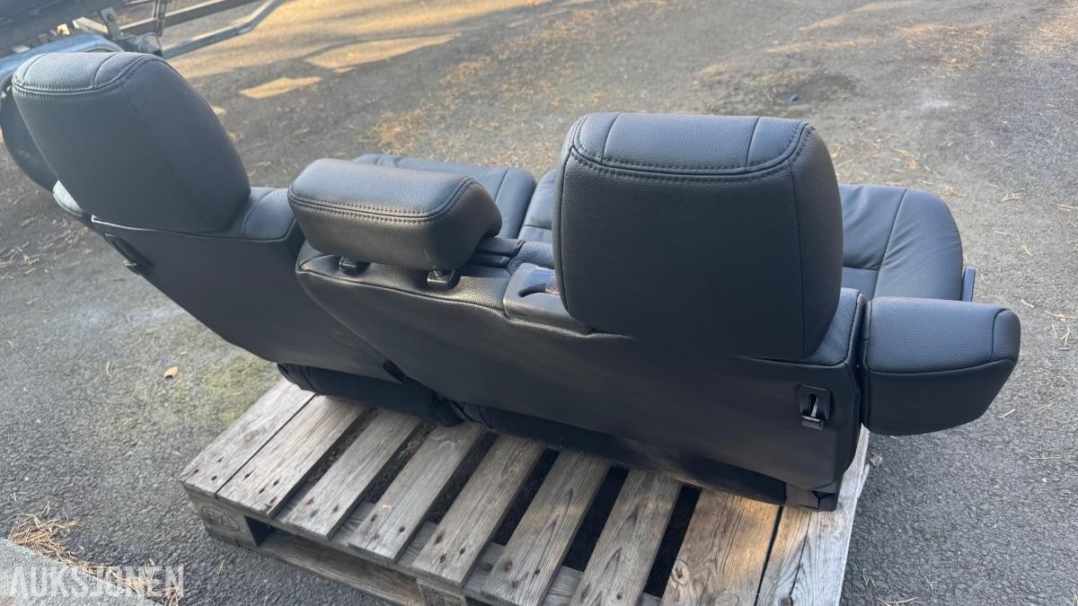 Mitsubishi Pajero ubrukte bakseter 3-seter og 2-seter (7-seters bil)