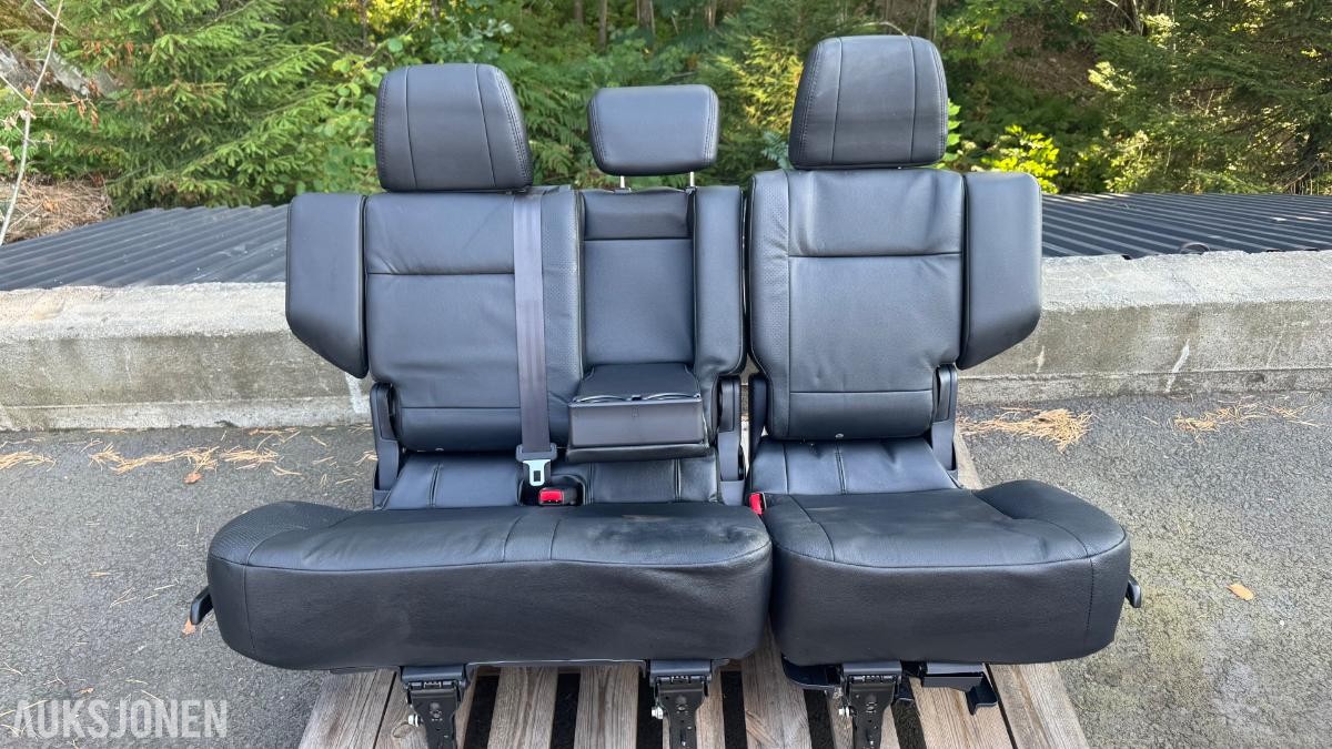 Mitsubishi Pajero ubrukte bakseter 3-seter og 2-seter (7-seters bil)