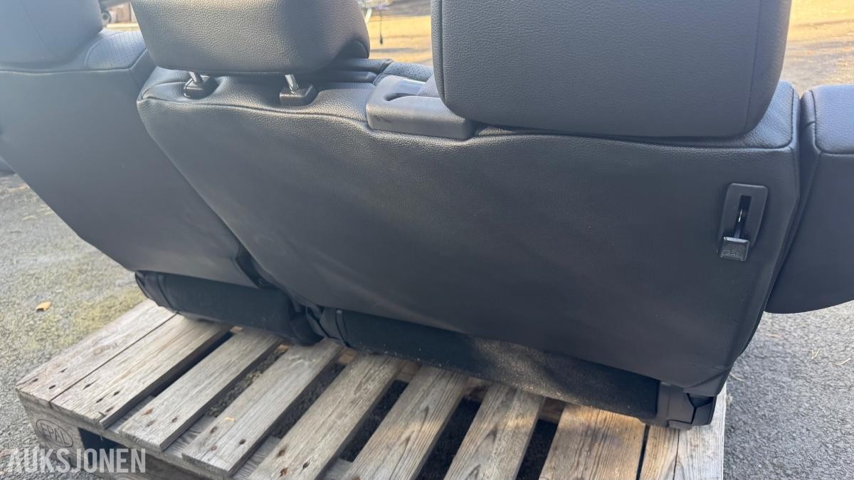 Mitsubishi Pajero ubrukte bakseter 3-seter og 2-seter (7-seters bil)