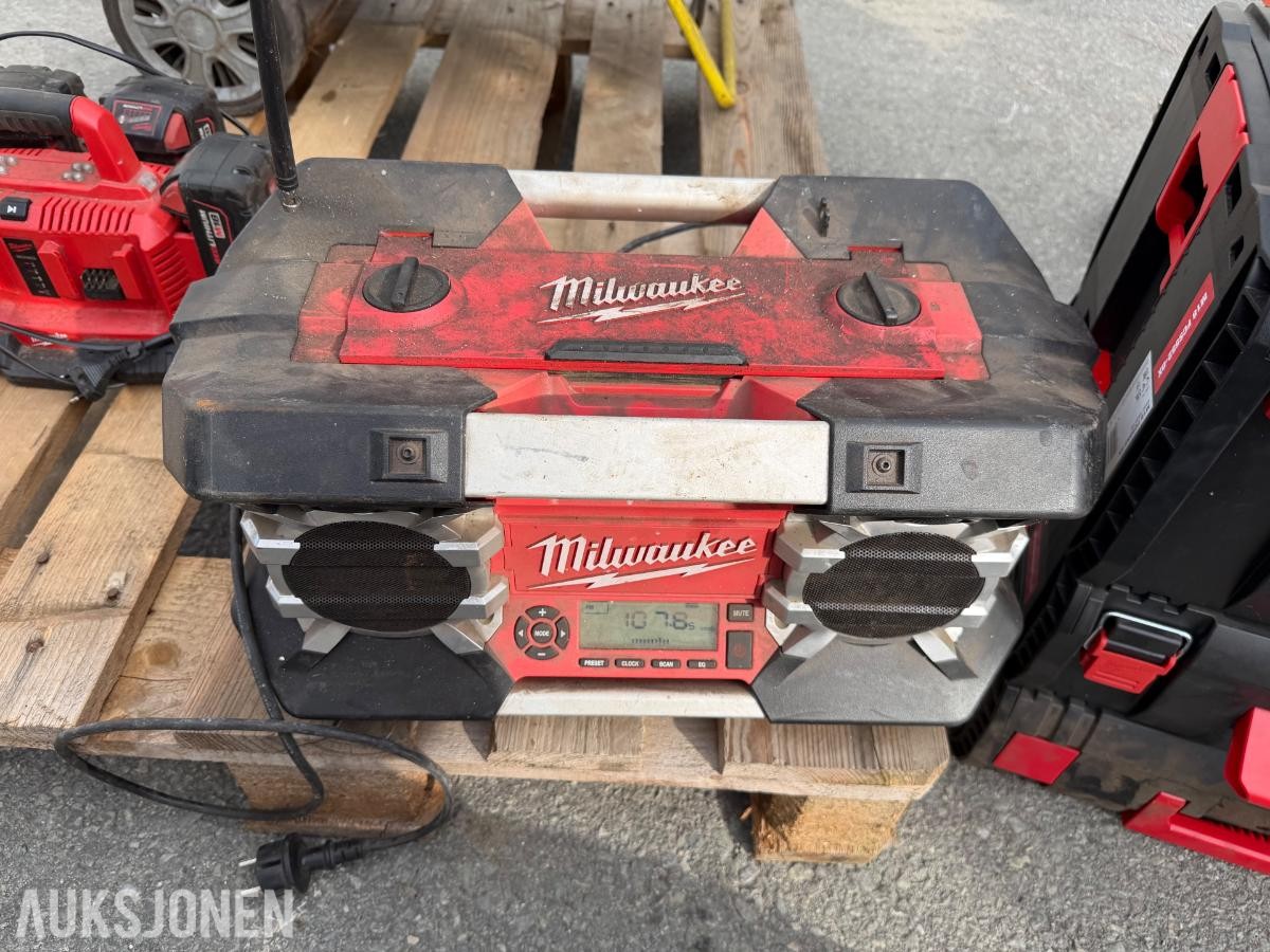 Milwaukee verktøypakke – M18 batterier, radio, vinkelsliper m.m. – deler/reparasjon
