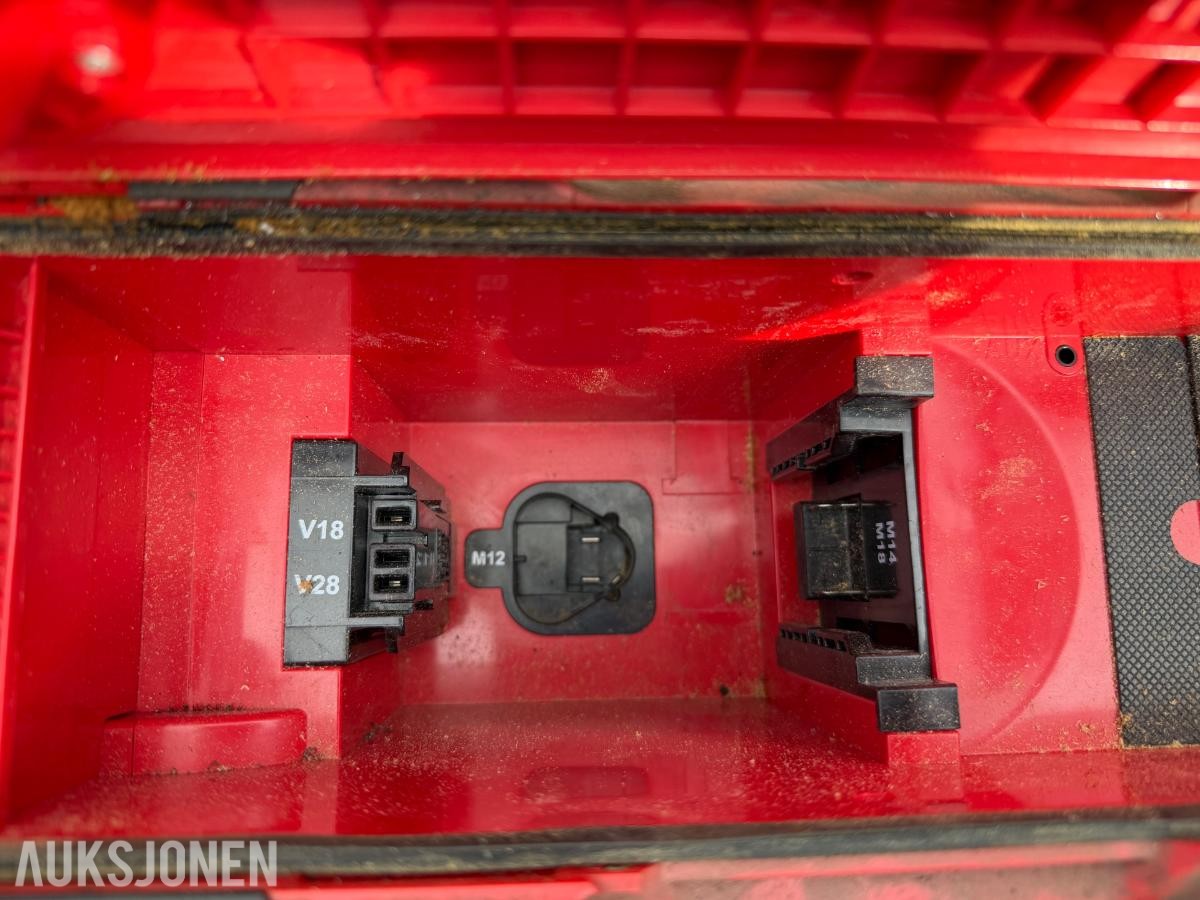Milwaukee verktøypakke – M18 batterier, radio, vinkelsliper m.m. – deler/reparasjon