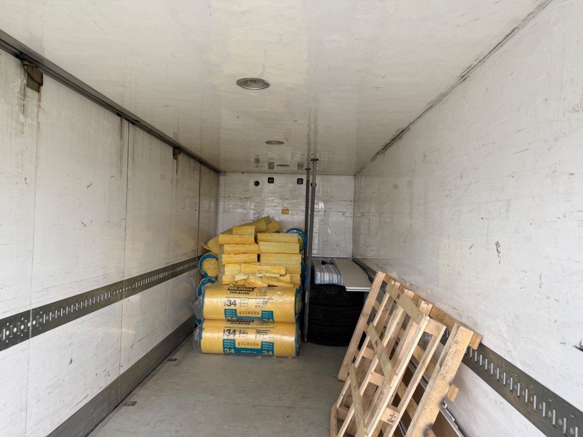 2009 Volvo FL240 4x2 skapbil med sideåpning – EU-godkjent til 31/5-2027 – 2 sett hjul