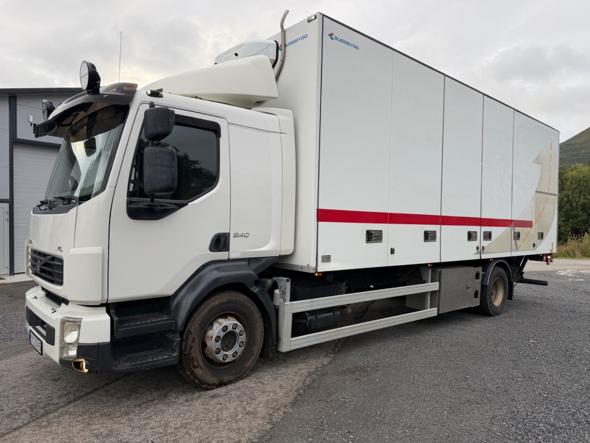 2009 Volvo FL240 4x2 skapbil med sideåpning – EU-godkjent til 31/5-2027 – 2 sett hjul