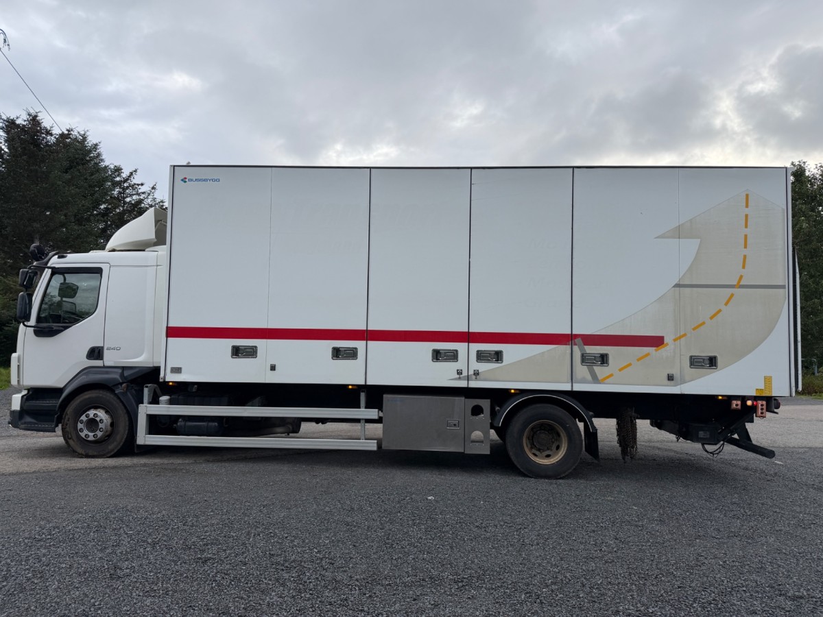 2009 Volvo FL240 4x2 skapbil med sideåpning – EU-godkjent til 31/5-2027 – 2 sett hjul