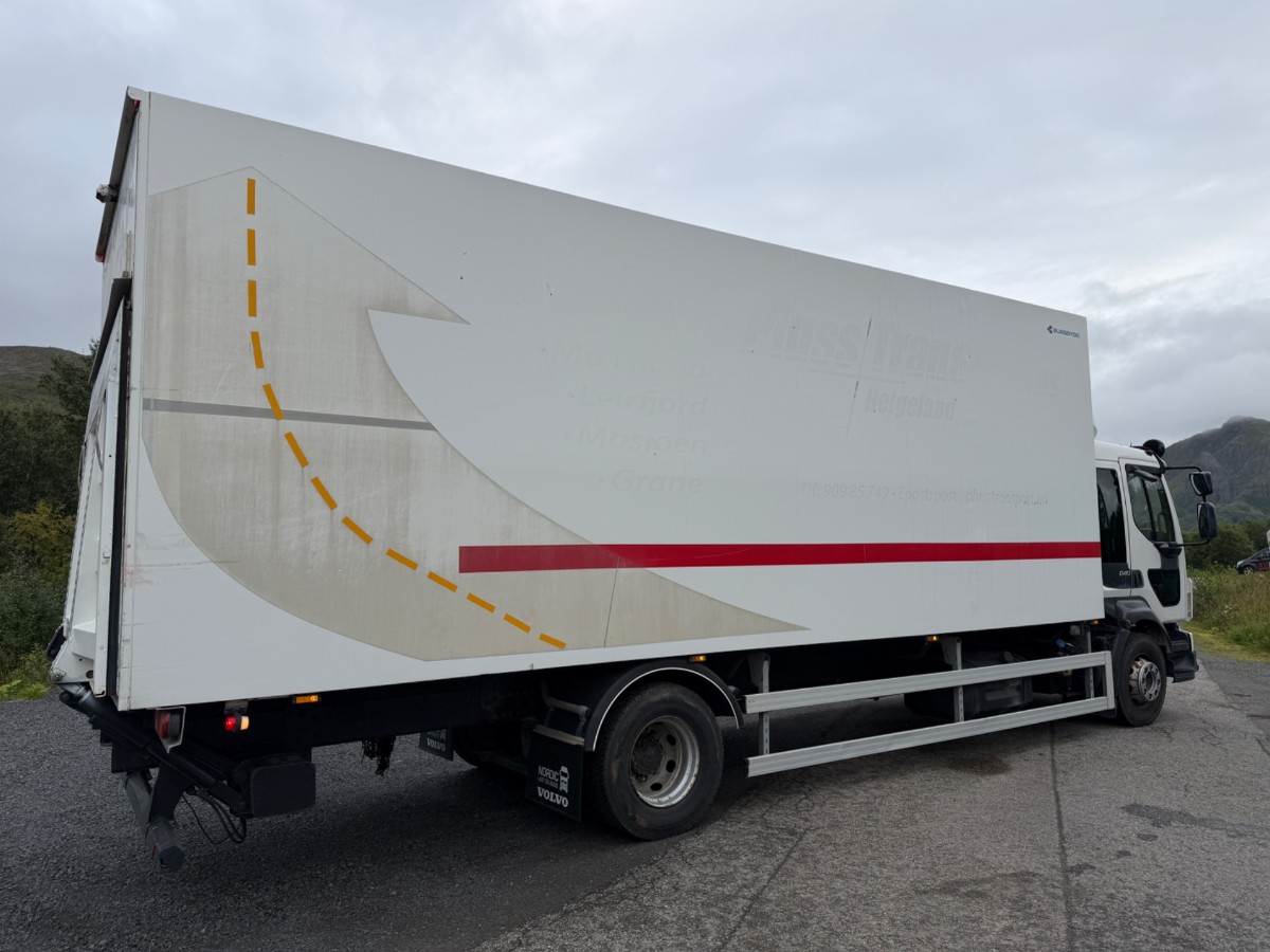 2009 Volvo FL240 4x2 skapbil med sideåpning – EU-godkjent til 31/5-2027 – 2 sett hjul
