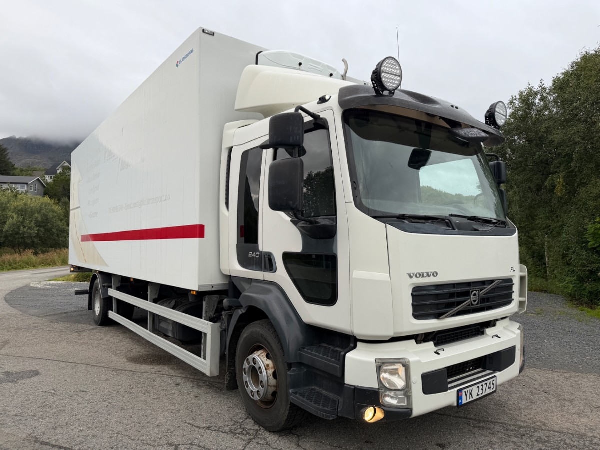 2009 Volvo FL240 4x2 skapbil med sideåpning – EU-godkjent til 31/5-2027 – 2 sett hjul
