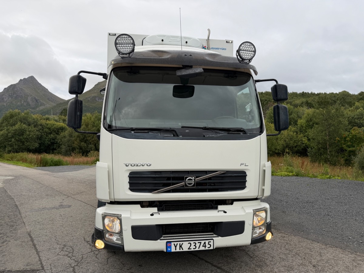 2009 Volvo FL240 4x2 skapbil med sideåpning – EU-godkjent til 31/5-2027 – 2 sett hjul
