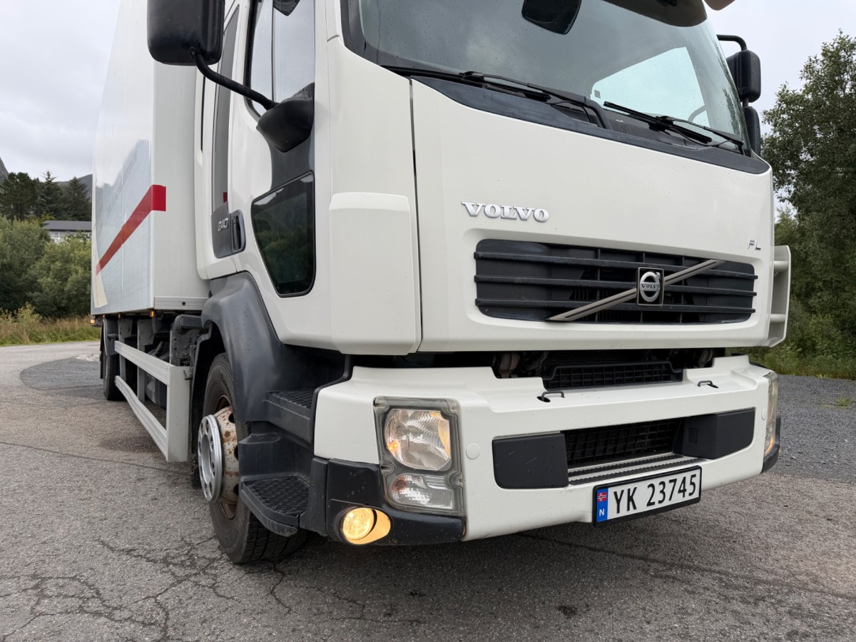 2009 Volvo FL240 4x2 skapbil med sideåpning – EU-godkjent til 31/5-2027 – 2 sett hjul