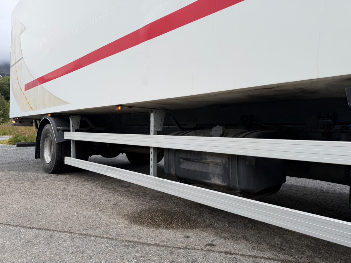 2009 Volvo FL240 4x2 skapbil med sideåpning – EU-godkjent til 31/5-2027 – 2 sett hjul