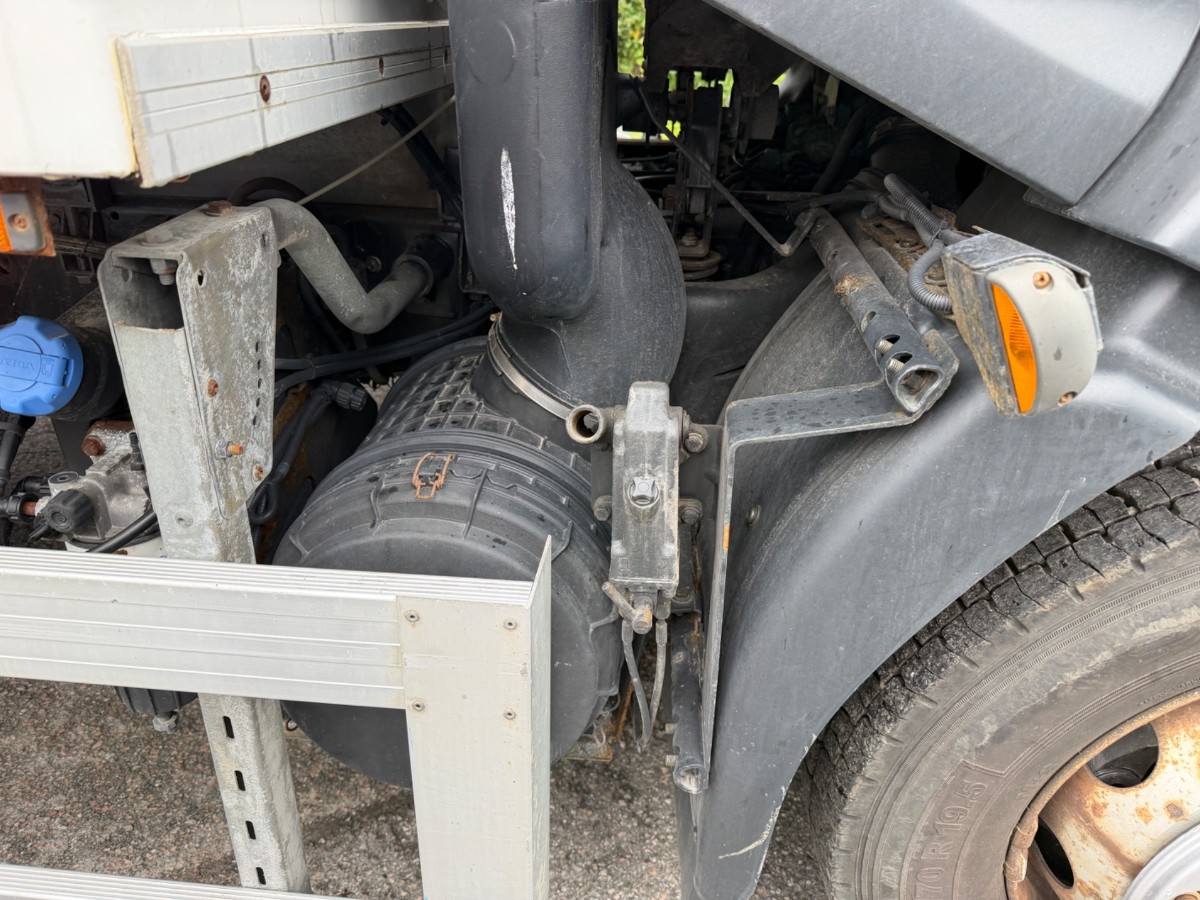2009 Volvo FL240 4x2 skapbil med sideåpning – EU-godkjent til 31/5-2027 – 2 sett hjul