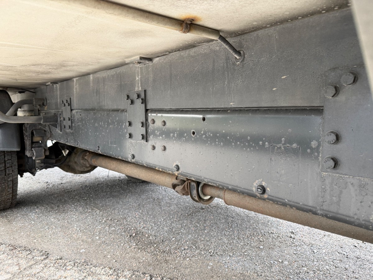 2009 Volvo FL240 4x2 skapbil med sideåpning – EU-godkjent til 31/5-2027 – 2 sett hjul
