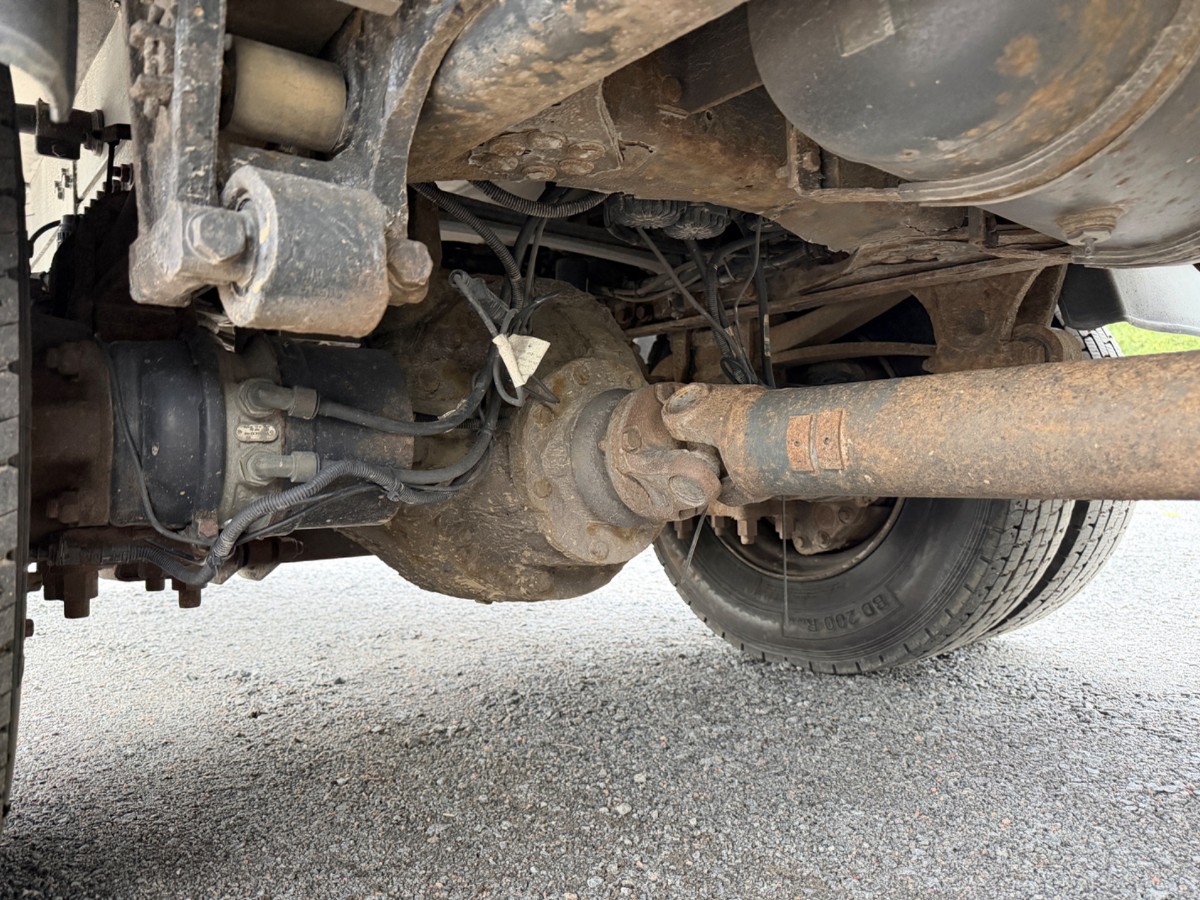 2009 Volvo FL240 4x2 skapbil med sideåpning – EU-godkjent til 31/5-2027 – 2 sett hjul
