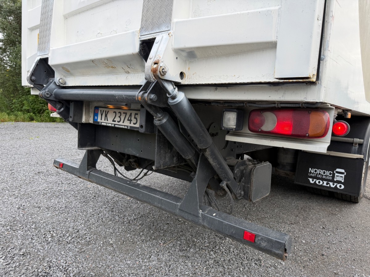 2009 Volvo FL240 4x2 skapbil med sideåpning – EU-godkjent til 31/5-2027 – 2 sett hjul